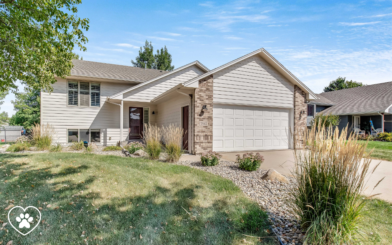 Front of the home at 5942 S Lois Lane